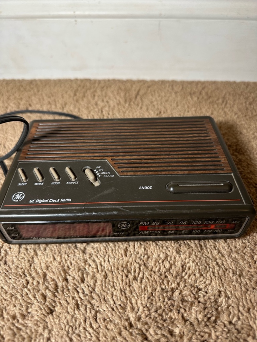 Vintage GE Model 7-4612B Woodgrain Digital Retro Alarm Clock Radio AM/FM READ